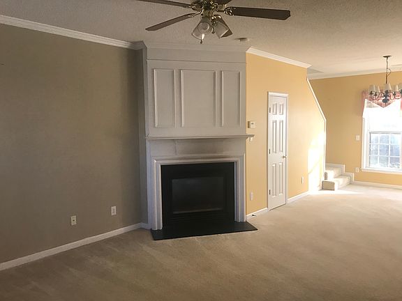 Living room w/fireplace