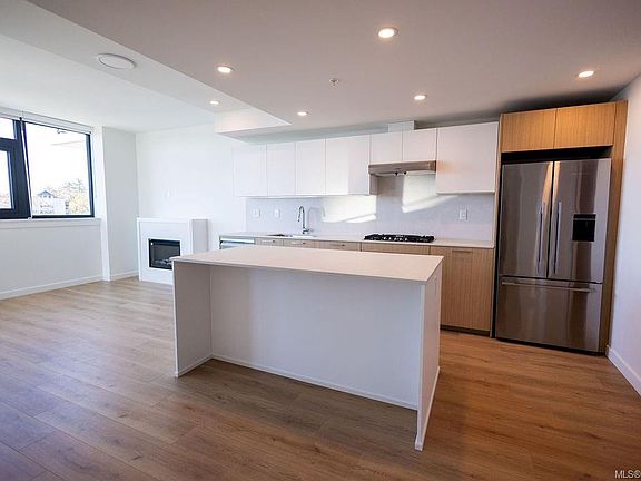 3rd image of 899 Esquimalt Rd #602