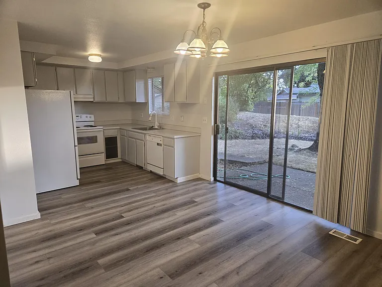 2788 Cheryl St — Photo 11