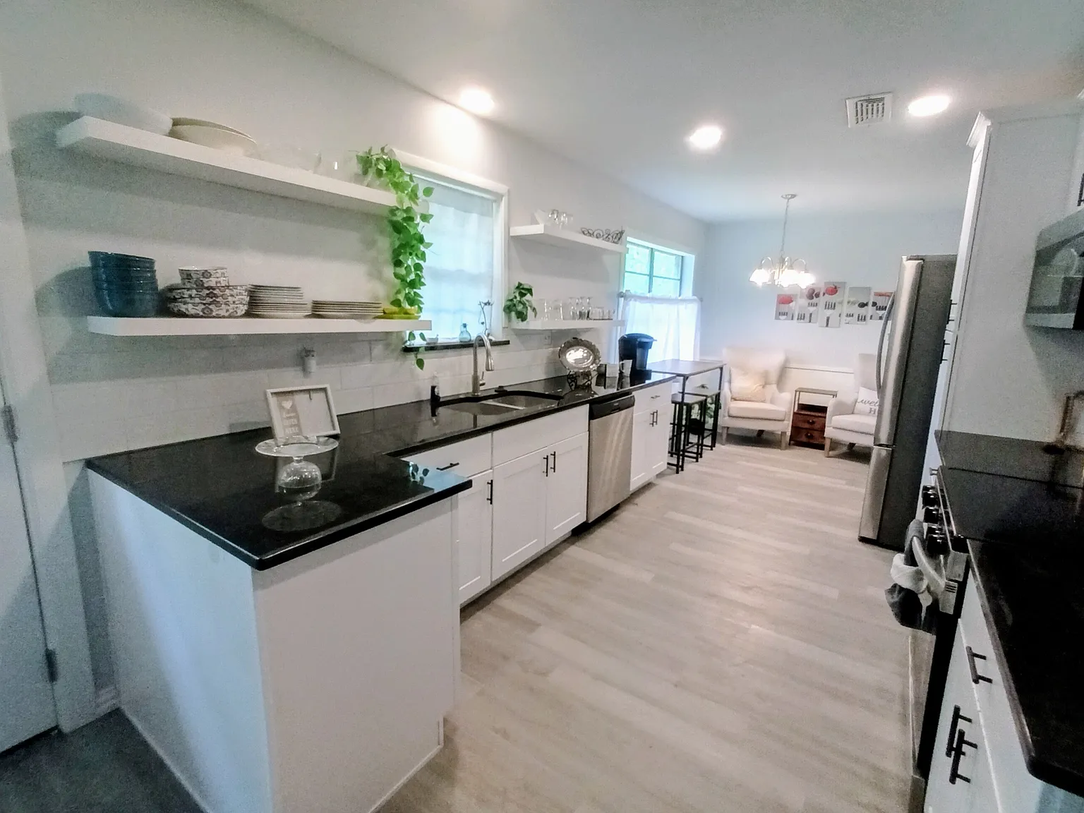 5 bed, 1606 sqft, $980 — Photo 2
