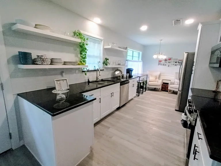 6908 Trimble Dr — Photo 2