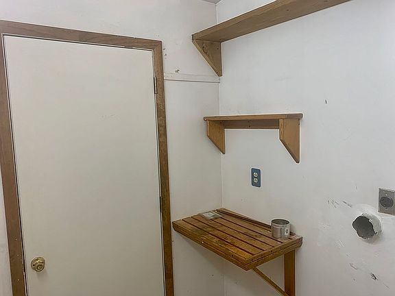 Laundry hookups & shelves