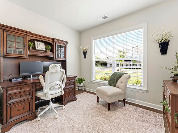 3rd image of 208 Isleview Pl