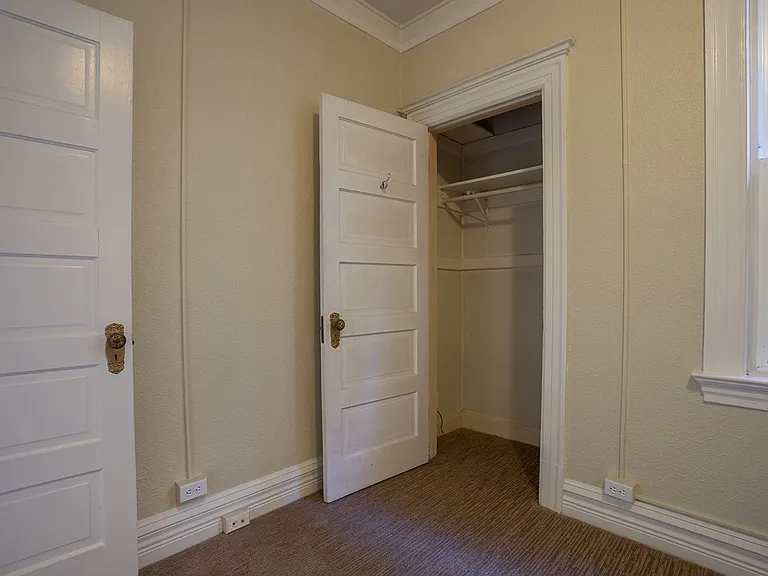 Alexander Apartments — Photo 4