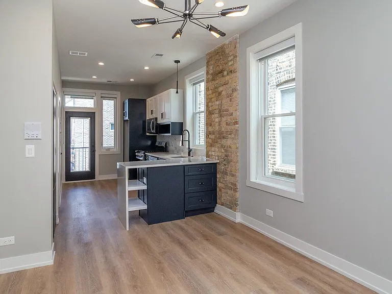 1840 W Augusta Blvd #1R — Photo 3
