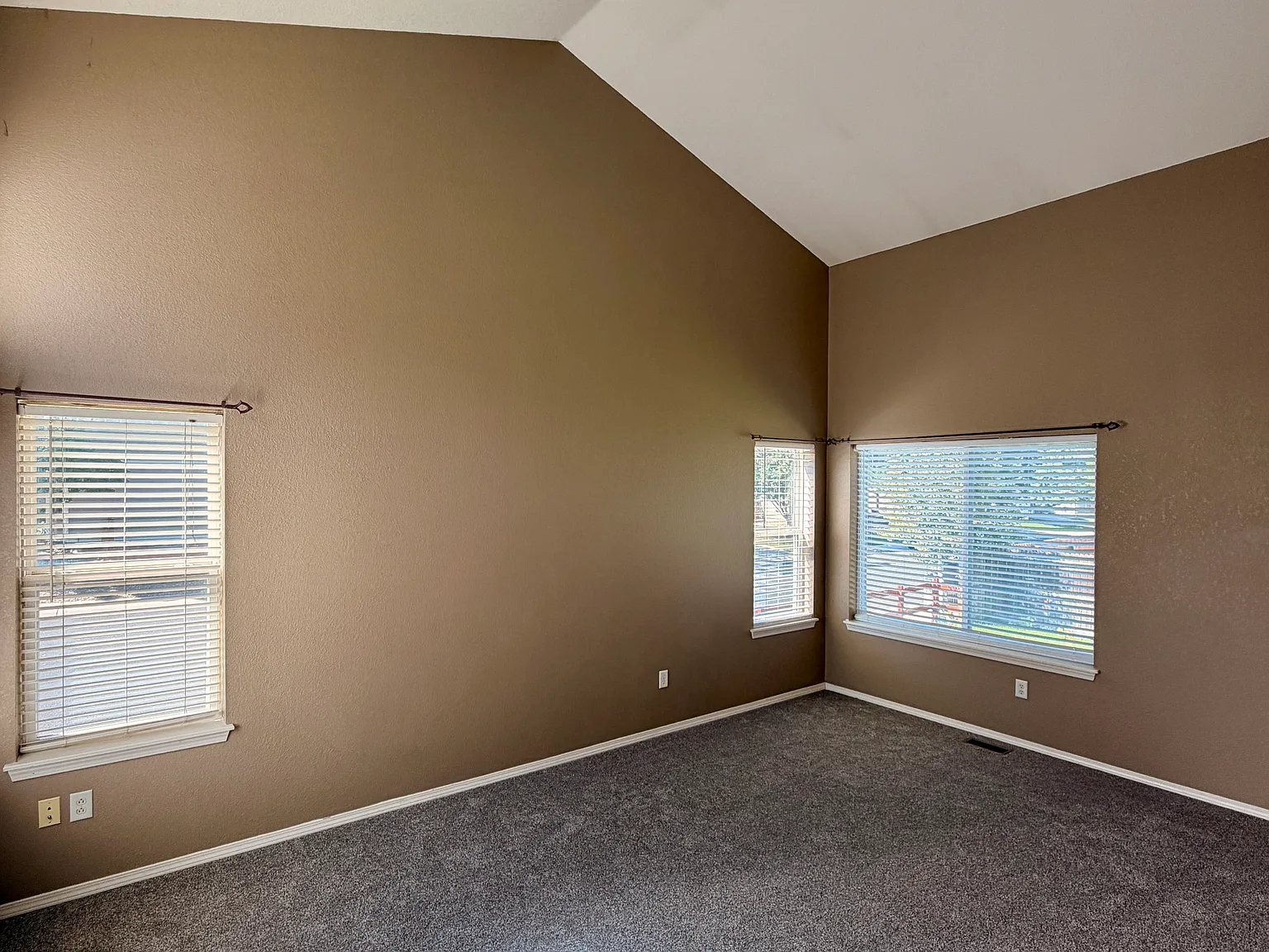 4 bed, 2.5 bath, 1800 sqft, $2,575 — Photo 2