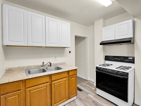 5th image of 210 1/2 Peach St