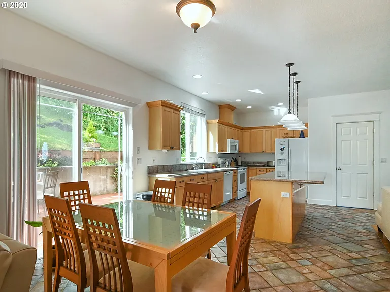 795 Queens Ave — Photo 11