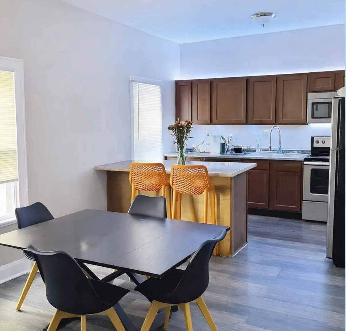 7 bed, 2.5 bath, 2104 sqft, $5,250 — Photo 1