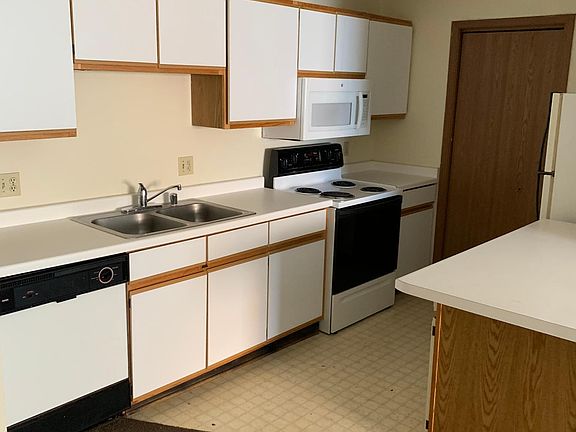 4th image of 8801 S Wood Creek Dr