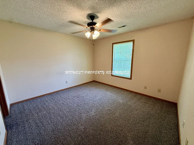 503 N Austin St — Photo 7