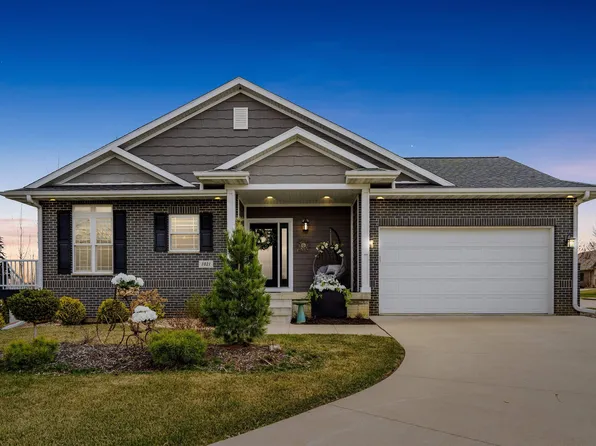 1021 Lake Ridge Dr, Cedar Falls, IA 50613