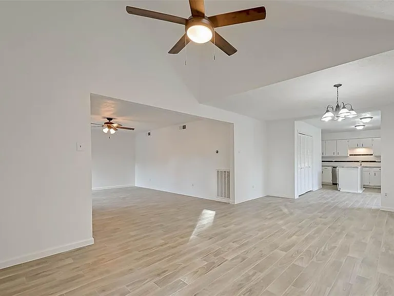12111 Poulson Dr — Photo 13