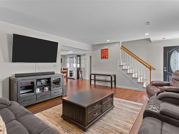 5th image of 30 Vineland Ave E