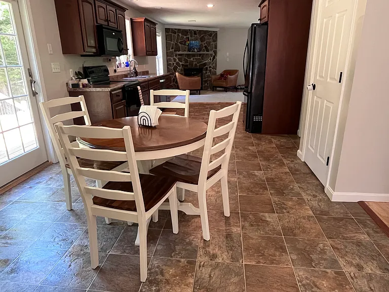 Eat-in kitchen