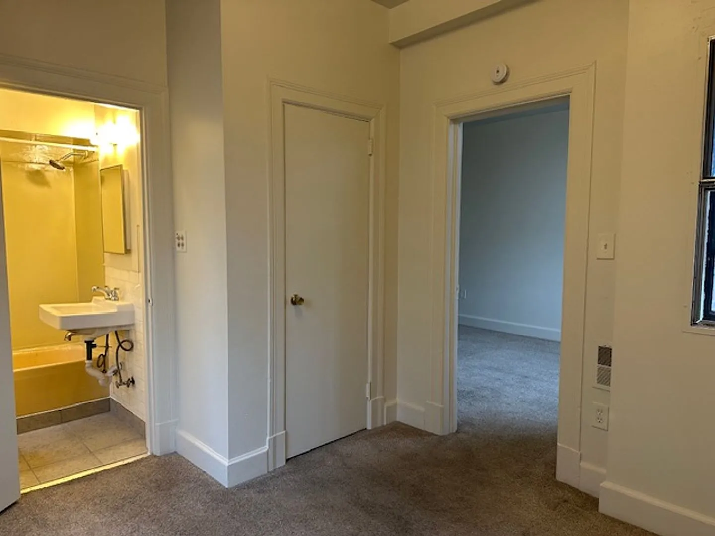 1 Bedroom 1 Bathroom Harrisburg School District 3rd Floor Apartment For Rent! — Photo 4