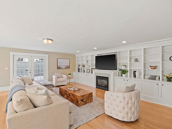 5th image of 20 Maple St