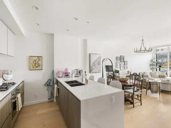 2000 Hannington Rd #1413, Langford, BC V9B 7C1