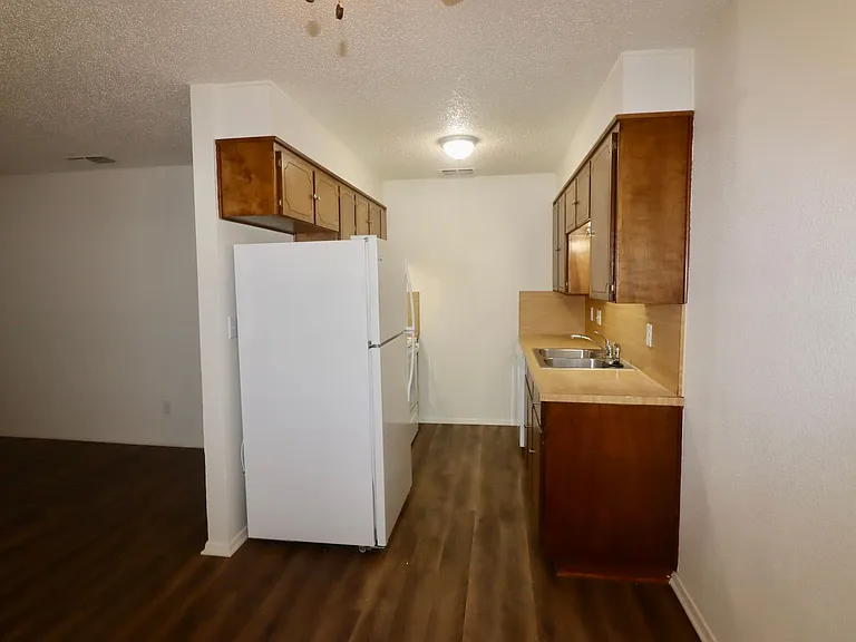 511 W Oak St #12 — Photo 7