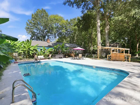 205 Dornoch Dr, Matthews, NC 28104