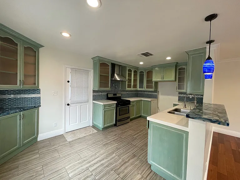 7449 Tujunga Ave — Photo 4