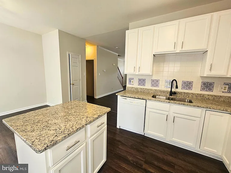 303 Dundee Pl — Photo 8