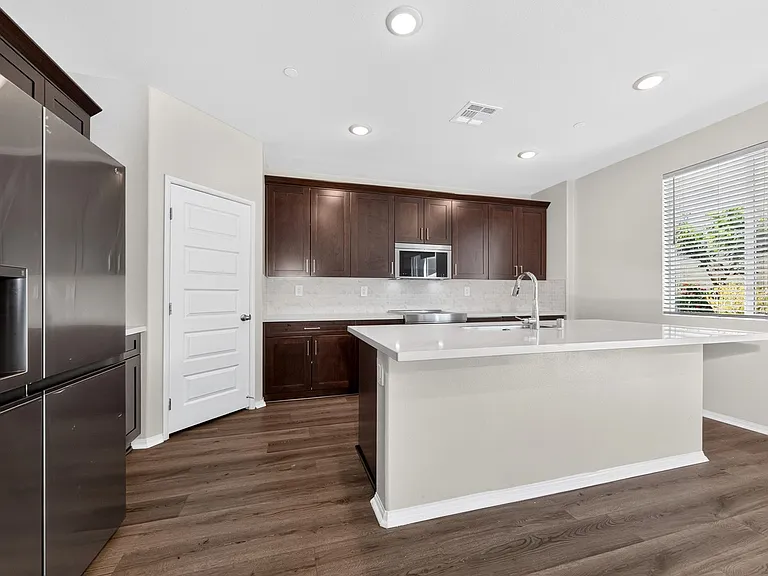 1037 Yuzu Way — Photo 11