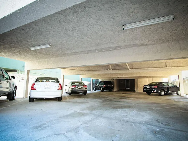 1730 Barry Ave — Photo 16