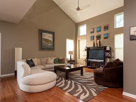 5th image of 652 Versailles Dr