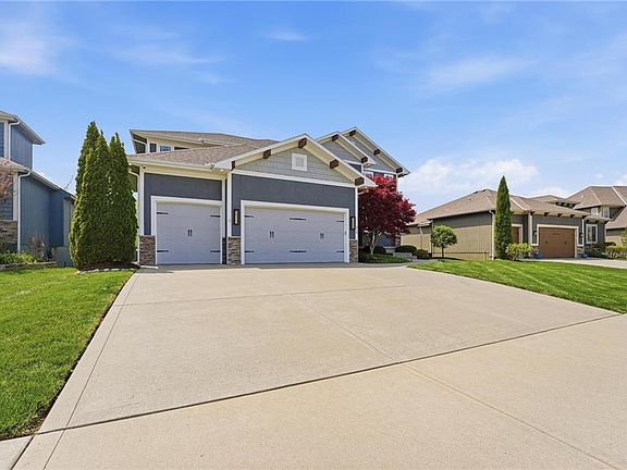 2nd image of 324 SE Mill Creek Dr