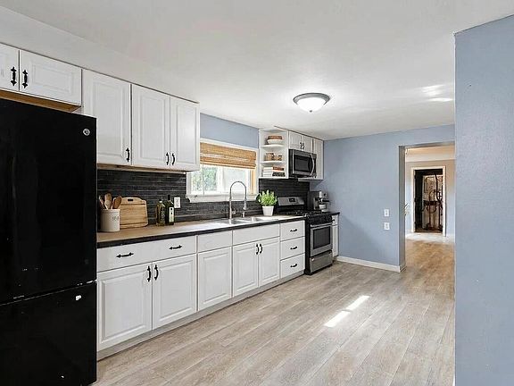 4th image of 102 E Beers St