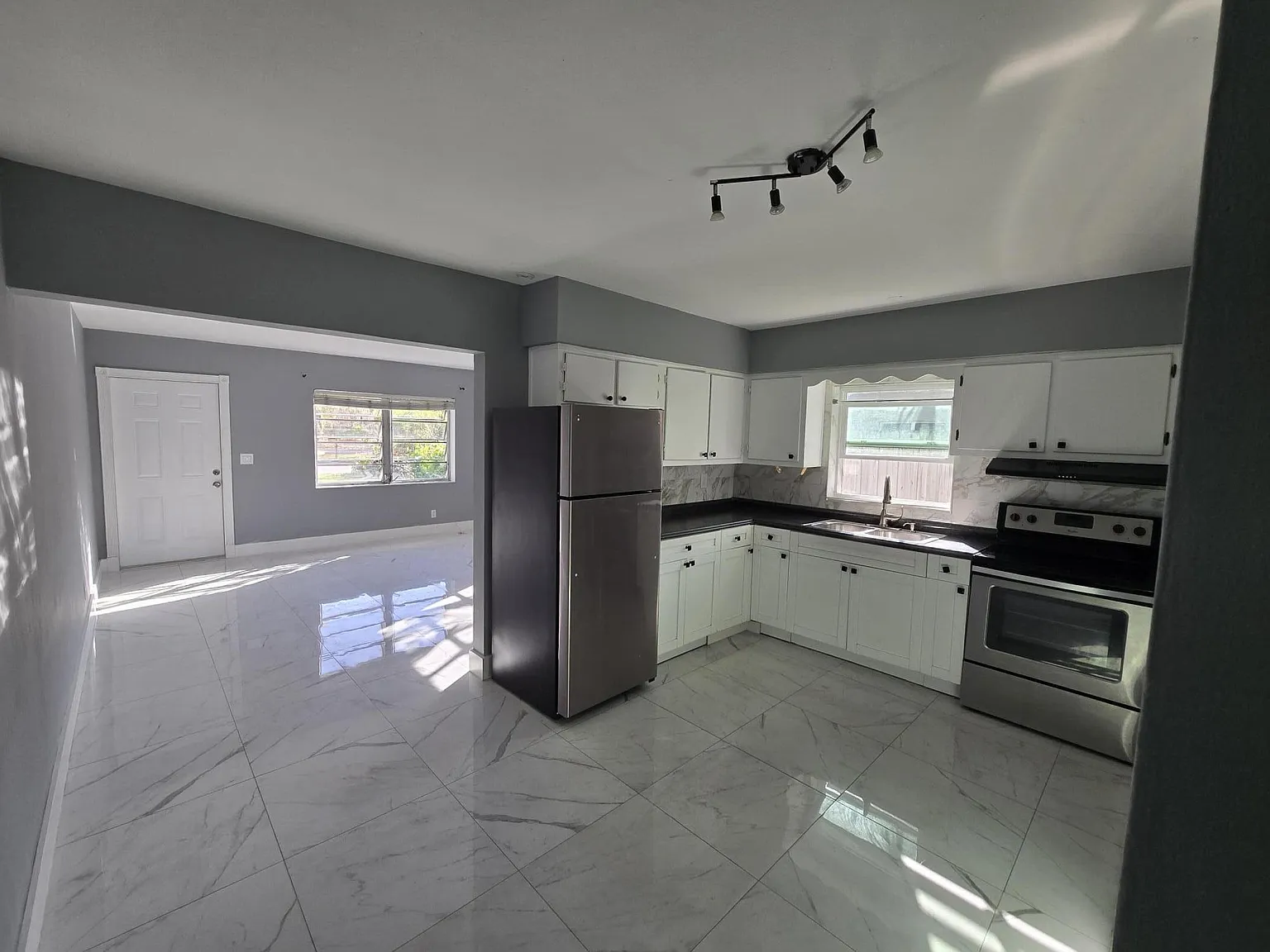 2 bed, 1.0 bath, 2061 sqft, $2,000 — Photo 3