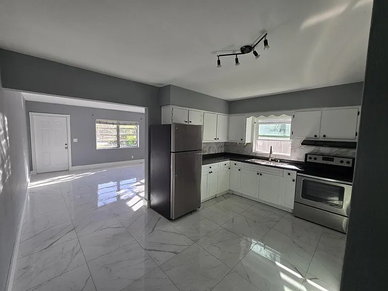1021 SW 32nd Ct #1-2 — Photo 3