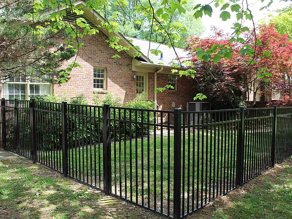 3rd image of 579 Huntleigh Ln