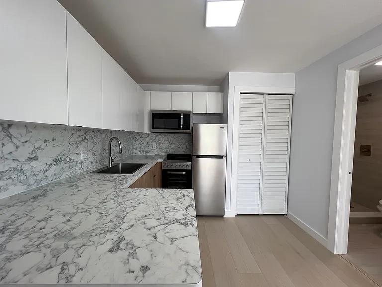 2555 SW 67th Ave #6 — Photo 5