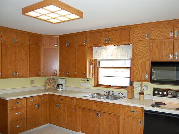 Beautiful, bright eat-in kitchen.