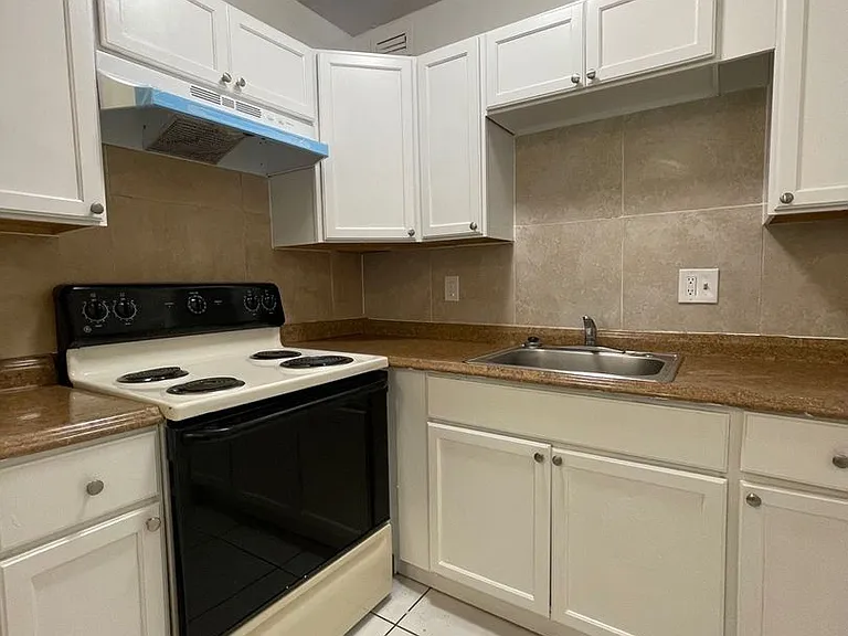 6050 NW 8th St — Photo 12