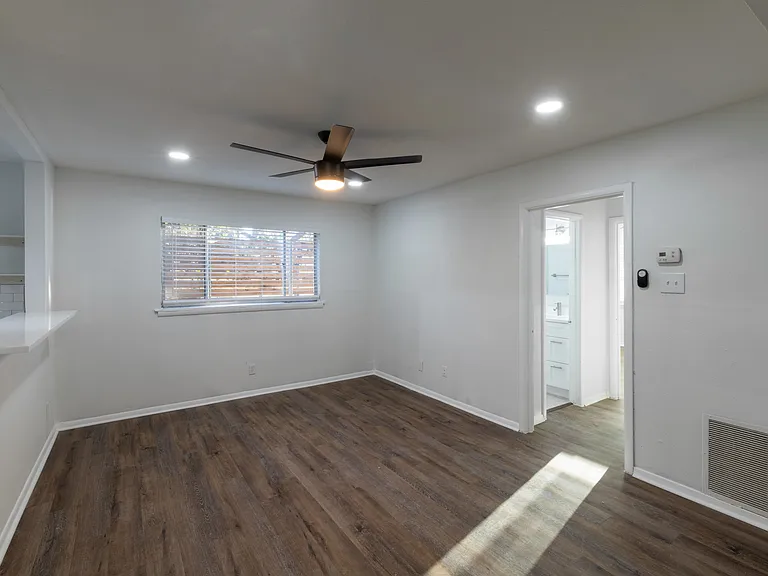 5921 Gaston Ave #M — Photo 7