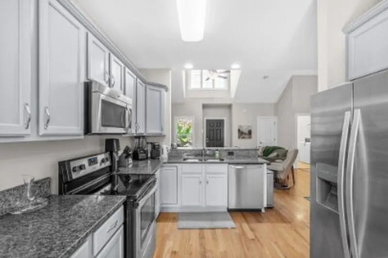 3 bed, 2.5 bath, 1452 sqft, $2,400 — Photo 4