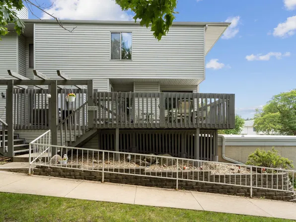 2204 Sky Line Dr, Waterloo, IA 50701