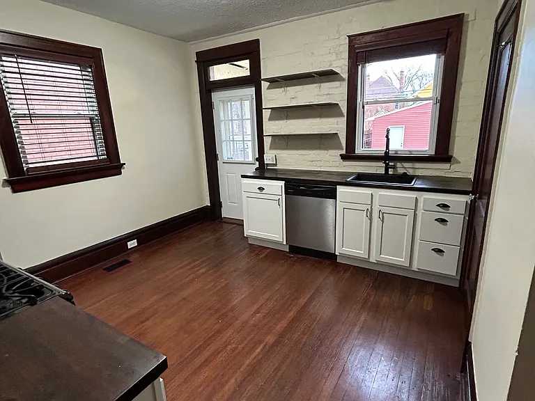 500-502 Wilson Ave — Photo 3