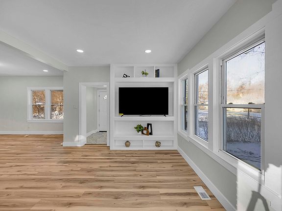 3rd image of 4200 Monroe St