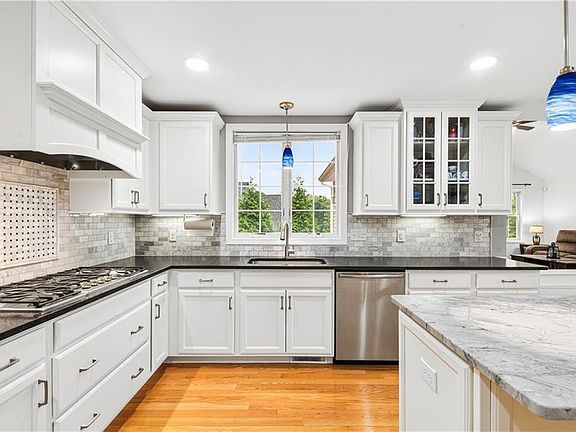 5th image of 14 Longbrook Dr