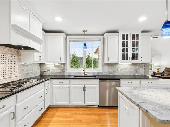 14 Longbrook Dr, Cumberland, RI 02864