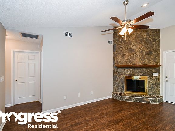 4th image of 1384 Rose Hill Dr E