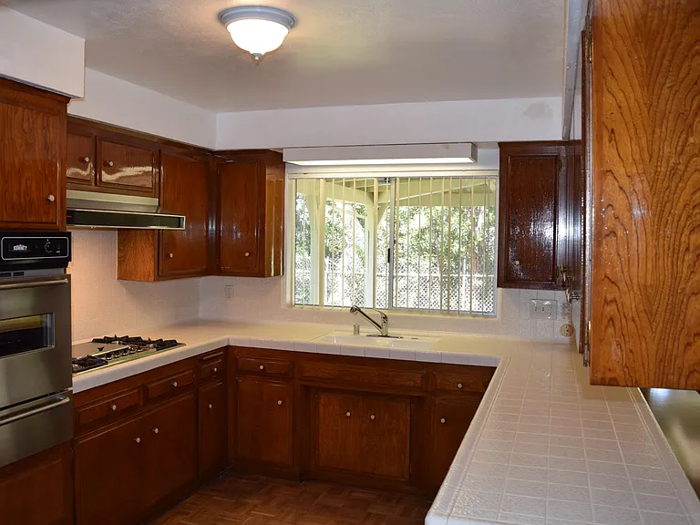 5333 La Canada Blvd — Photo 2