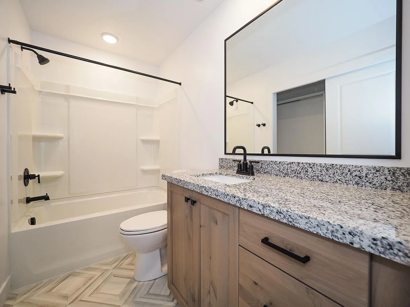 Beautiful Herriman Townhome Near Mountain View Village with 2-Car Garage — Photo 2