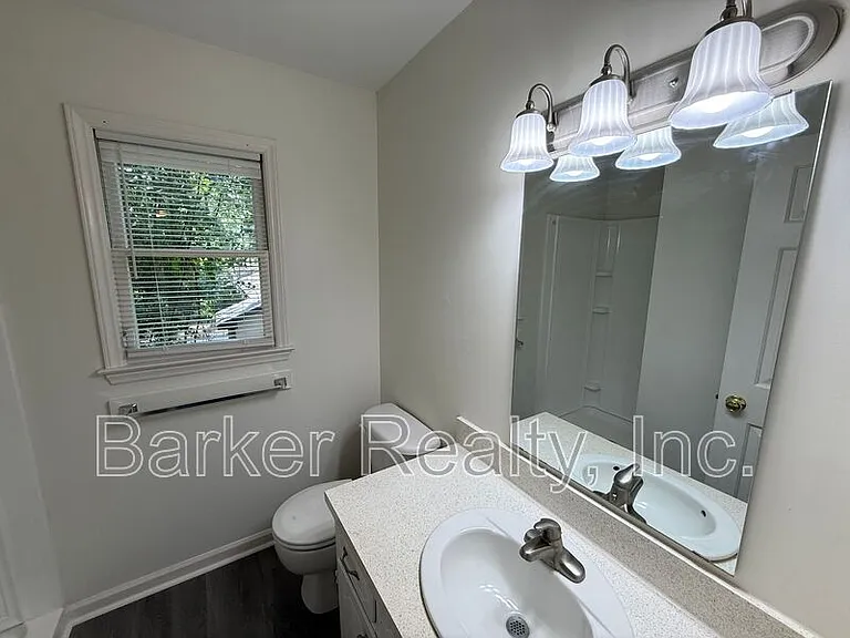 1506 Macdonald Ave — Photo 8