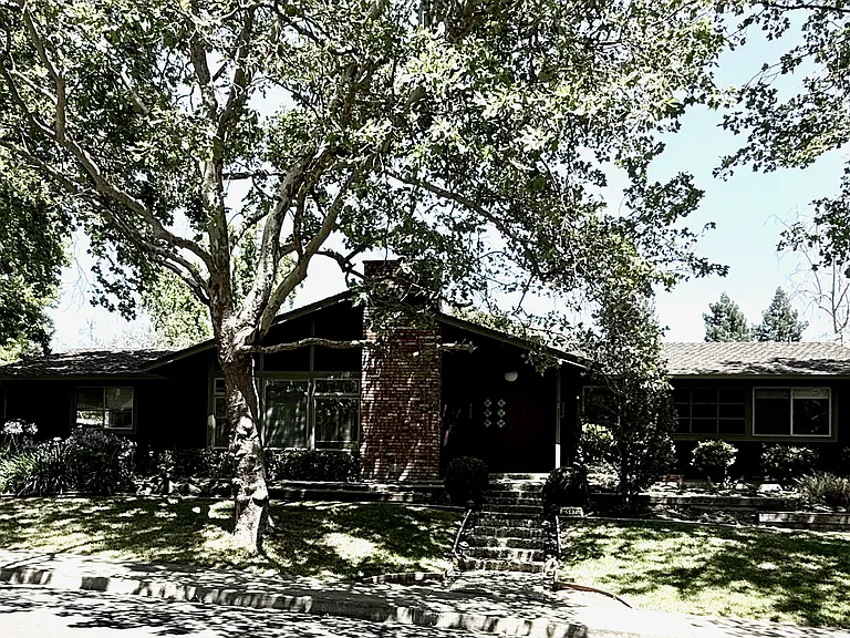 592 Old Orchard Dr — Photo 1
