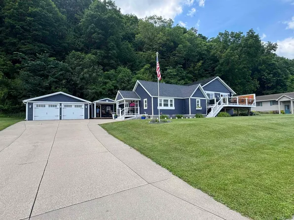 102 N Bluff St, Guttenberg, IA 52052
